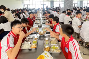 Học sinh Trường THCS Mai Dịch (Hà Nội) ăn bán trú tại bếp ăn nhà trường. 