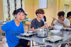 Mỗi hành động tự lập như xúc ăn, mặc quần áo đều là thành quả của nỗ lực không ngừng từ cả thầy và trò Làng Hữu nghị Việt Nam. 