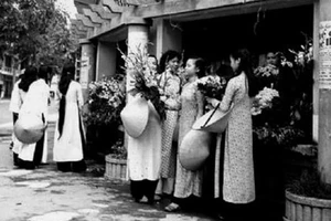 Thiếu nữ Hà Nội tại quầy bán hoa tươi góc phố Hàng Khay - Đinh Tiên Hoàng. Ảnh tư liệu