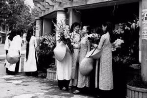 Thiếu nữ Hà Nội tại quầy bán hoa tươi góc phố Hàng Khay - Đinh Tiên Hoàng. Ảnh tư liệu