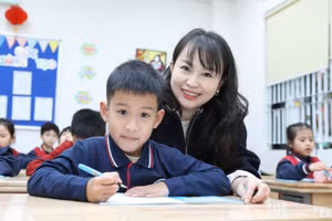 Cô trò Trường Tiểu học Đống Đa (Đống Đa, Hà Nội) trong giờ học trên lớp. Ảnh: Đình Tuệ