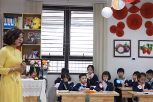 Giờ học nghệ thuật của cô, trò Trường Tiểu học Thịnh Liệt (Hoàng Mai, Hà Nội). 