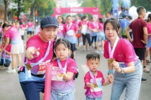 Gia đình anh Nguyễn Hải Đăng nuôi dạy cả 2 con theo phương pháp “mỗi người một ngôn ngữ”. Ảnh: NVCC.