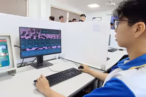 Sinh viên Trường Đại học Lạc Hồng (LHU) tham gia học tập, thực nghiệm trong phòng thực hành vi mạch bán dẫn. Ảnh: Quốc Hải