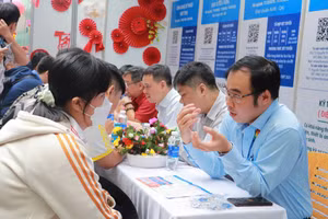 Học sinh tại Ngày hội tư vấn Tuyển sinh - Hướng nghiệp do Trường Đại học Sư phạm Kỹ thuật TPHCM tổ chức tháng 1/2025. Ảnh: H.U