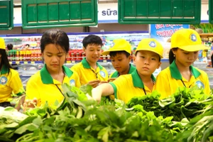 Trẻ được hướng dẫn đi chợ mua thực phẩm, nấu bữa ăn gia đình. Ảnh: QM