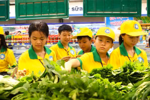 Trẻ được hướng dẫn đi chợ mua thực phẩm, nấu bữa ăn gia đình. Ảnh: QM