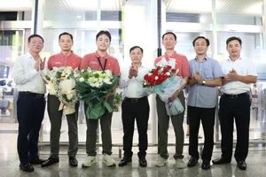 Sở GD&ĐT tỉnh Bắc Ninh chúc mừng Ngô Quang Minh - học sinh lớp 12, Trường THPT chuyên Bắc Ninh đoạt Huy chương Vàng Olympic Hóa học quốc tế 2025 và thành viên trong đoàn. Ảnh: Đăng Chung
