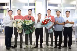 Sở GD&ĐT tỉnh Bắc Ninh chúc mừng Ngô Quang Minh - học sinh lớp 12, Trường THPT chuyên Bắc Ninh đoạt Huy chương Vàng Olympic Hóa học quốc tế 2025 và thành viên trong đoàn. Ảnh: Đăng Chung