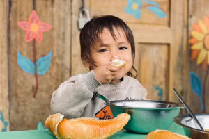 Trẻ mầm non ở điểm trường Răng Chuỗi (Trà Tập, huyện Nam Trà My) với bữa trưa tại trường từ nguồn kinh phí hỗ trợ của các nhà hảo tâm. Ảnh: Trà Thu