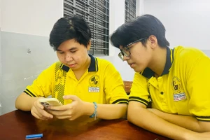 Nguyễn Tấn Đức và Hà Nhật Bảo (bên phải), Trường THPT chuyên Lê Hồng Phong (TPHCM) vừa đoạt giải Nhất tại Cuộc thi nghiên cứu khoa học kỹ thuật dành cho học sinh trung học cấp quốc gia năm học 2024 - 2025. Ảnh: Hồ Phúc