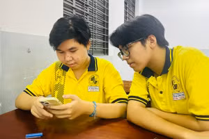 Nguyễn Tấn Đức và Hà Nhật Bảo (bên phải), Trường THPT chuyên Lê Hồng Phong (TPHCM) vừa đoạt giải Nhất tại Cuộc thi nghiên cứu khoa học kỹ thuật dành cho học sinh trung học cấp quốc gia năm học 2024 - 2025. Ảnh: Hồ Phúc