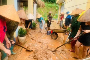 Cán bộ, giáo viên Trường Mầm non Đồng Thịnh (huyện Định Hóa, Thái Nguyên) phối hợp với phụ huynh dọn dẹp khuôn viên nhà trường. Ảnh: Phương Thảo