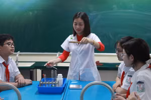 Cô Hoàng Thị Vượng cùng học sinh trong giờ học thực hành. Ảnh: Vân Anh