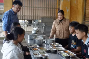 Bữa cơm trưa của học sinh Trường Phổ thông DTBT THCS Nậm Cắn (Nậm Cắn, Nghệ An).