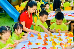 Cô giáo hướng dẫn trẻ làm đồ chơi tại Trường Mầm non Hà Trì (Hà Đông, Hà Nội). Ảnh: Đình Tuệ