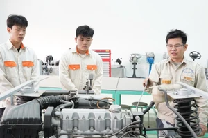 Sinh viên Trường Cao đẳng nghề Hà Nam học về công nghệ ô tô. Ảnh: Đình Tuệ