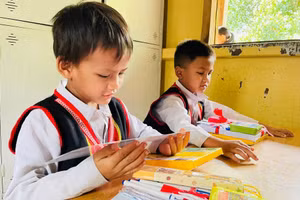 Học sinh điểm trường Răng Chuỗi, Trường Phổ thông Dân tộc bán trú Tiểu học Chu Văn An (Trà Tập, Đà Nẵng) nhận phần thưởng trong lễ tổng kết năm học 2024 - 2025. Ảnh: NTCC