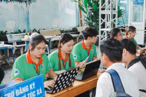 Tân sinh viên Trường Đại học Công Thương TPHCM tìm hiểu nhà trọ và KTX trong ngày nhập học 20/8. Ảnh: HUIT