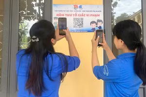 Người sử dụng dễ dàng thao tác khi có vấn đề cần tố giác. Ảnh: T.H