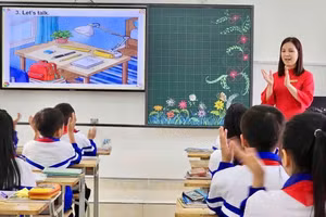 Giáo viên Trường Tiểu học Nguyễn Trãi (Tuyên Quang) ứng dụng AI trong dạy học môn Tiếng Anh. Ảnh: Đức Hạnh