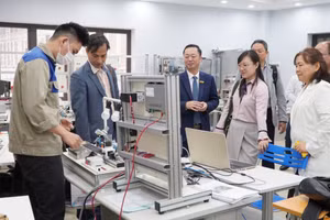 Sinh viên thực hành tại Trường Cao đẳng Cơ điện Hà Nội. Ảnh: Khôi Nguyên