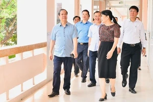 Bộ trưởng Nguyễn Kim Sơn và đoàn công tác kiểm tra công tác chuẩn bị cho Kỳ thi tốt nghiệp THPT năm 2024 tại Hậu Giang. Ảnh: MOET