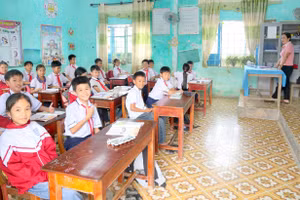 Cô trò điểm trường Xuân Hòa. Ảnh: Đ. Đức