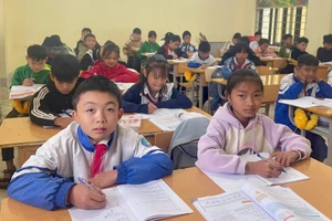 Lò Thái Trường (bên trái) chăm chỉ học tập, kiên trì vượt qua bạo bệnh.