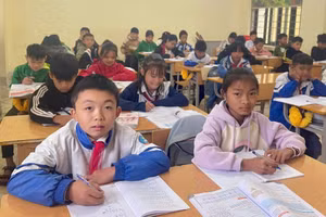 Lò Thái Trường (bên trái) chăm chỉ học tập, kiên trì vượt qua bạo bệnh.