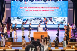 Cán bộ viên chức, người lao động và sinh viên Trường ĐH Kinh tế Quốc dân quyên góp ủng hộ đồng bào khắc phục hậu quả thiệt hại do cơn bão số 3 gây ra. Ảnh: Website nhà trường