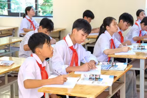 Học sinh Bắc Giang trở lại trường học sau bão lũ.