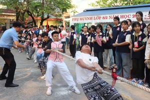 Học sinh Trường THCS Lê Độ (Sơn Trà, Đà Nẵng) tham gia hoạt động thể thao trong chương trình Hội trại truyền thống 26/3. Ảnh: NTCC