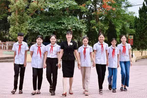 NGƯT Lê Thị Hồng Tâm và học sinh Trường Tiểu học Thị trấn Hạ Hòa (xã Hạ Hòa, Phú Thọ).