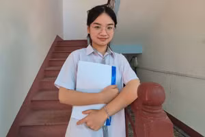 Nữ thủ khoa khối D01 Trịnh Mai Linh xem AI như một người bạn hữu dụng.