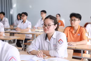 Học sinh Trường THPT A Trần Hưng Đạo, tỉnh Ninh Bình, được học trong những phòng học khang trang. Ảnh: Đình Tuệ