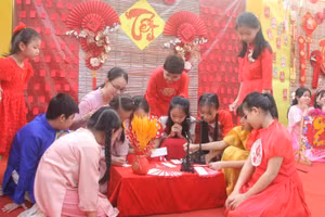 “Góc phố Tết” của Trường Tiểu học Phú Thọ. Ảnh: MA