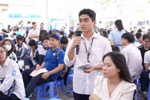 Học sinh THPT tại Hà Nội tham dự chương trình “Đối thoại, tư vấn, hướng nghiệp năm 2025”. Ảnh: ITN