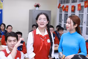 Cô trò Trường THCS Chương Dương (phường Hồng Hà, Hà Nội) trong giờ học trên lớp. Ảnh: ĐT