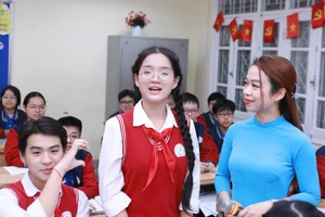 Cô trò Trường THCS Chương Dương (phường Hồng Hà, Hà Nội) trong giờ học trên lớp. Ảnh: ĐT