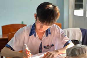 Hồng Phúc Khang chăm chú học tập trên lớp. Ảnh: TG