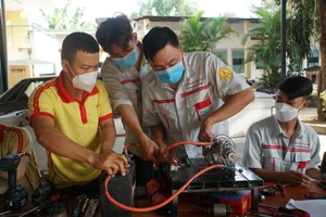 Sinh viên Trường Cao đẳng Đại Việt Sài Gòn thực hành sửa chữa ô tô. Ảnh: Đại Việt Sài Gòn