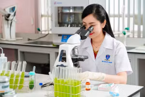 Sinh viên Trường Đại học Nguyễn Tất Thành trong giờ thực hành. Ảnh: NTTU