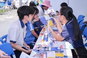 Học sinh tìm hiểu thông tin tuyển sinh năm 2026 tại Ngày hội tư vấn tuyển sinh - hướng nghiệp, diễn ra ở TPHCM tháng 1/2026. Ảnh: UTE