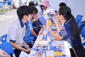 Học sinh tìm hiểu thông tin tuyển sinh năm 2026 tại Ngày hội tư vấn tuyển sinh - hướng nghiệp, diễn ra ở TPHCM tháng 1/2026. Ảnh: UTE