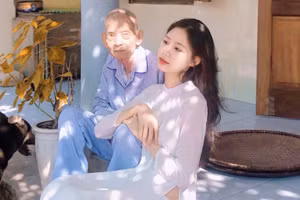 Câu chuyện của Trần Linh Mai - sinh viên Đại học Ngoại thương Hà Nội và ông ngoại từng gây xúc động cho cộng đồng mạng năm 2022. Ảnh minh họa: ITN.