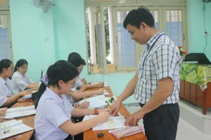 Thầy trò Trường THPT Bình Sơn (Bình Sơn, Quảng Ngãi) ôn thi tốt nghiệp năm 2025. Ảnh: Hoàng Vinh