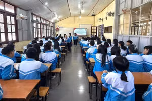 Không gian học tập của học sinh Trường THCS Phan Chu Trinh khá chật chội. Ảnh: Quốc Trường