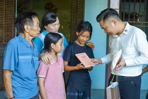 Anh Dũng là cha đỡ đầu của 138 em nhỏ mồ côi.