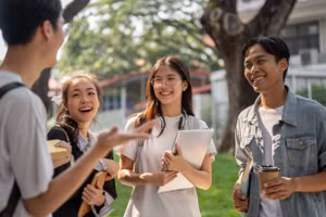 Mâu thuẫn ở học đường là điều khó tránh khỏi nên cha mẹ cần đồng hành để giúp con học cách giải quyết xung đột một cách bình tĩnh, tôn trọng và văn minh. Ảnh: College transitions.